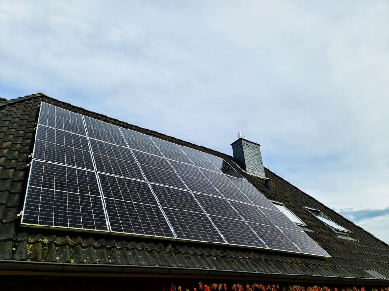 Família aproveitando o conforto de casa com sistema de energia solar.