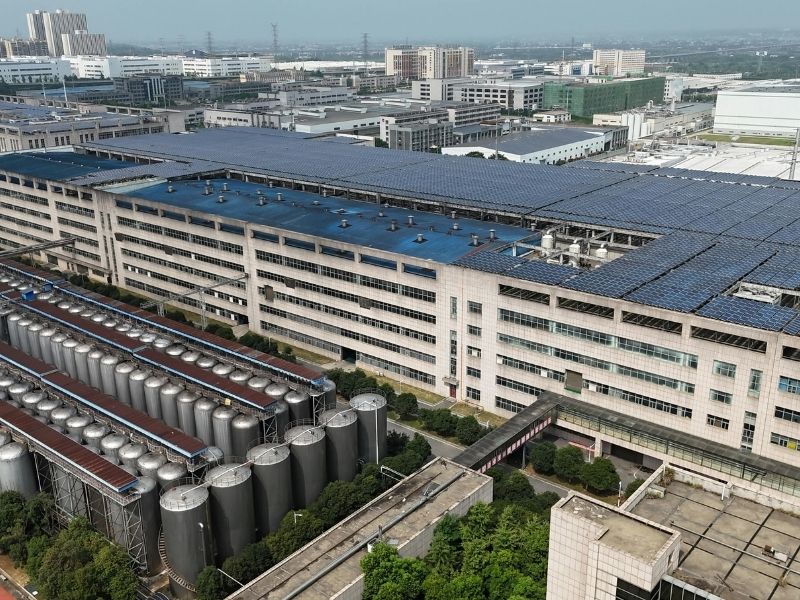 Painéis solares instalados no telhado de uma empresa para redução de custos.