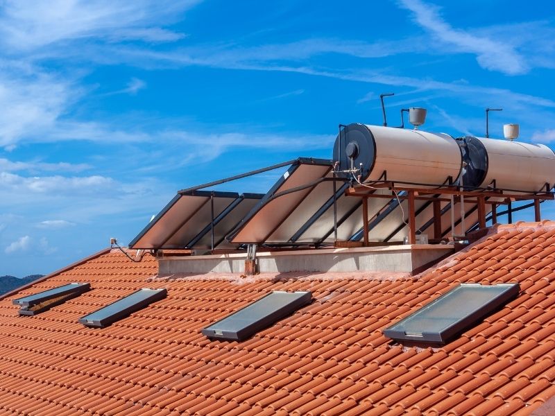 Piscina aquecida com sistema de energia solar em área de lazer residencial